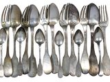 de nombreuses cuillères et fourchettes en argent sur fond blanc
