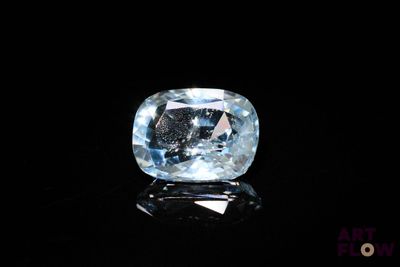gros plan d'un diamant bleu sur une surface noire