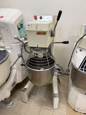 deux mixeurs placés l'un à côté de l'autre dans une pièce