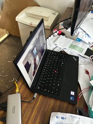 un ordinateur portable posé sur un bureau en bois