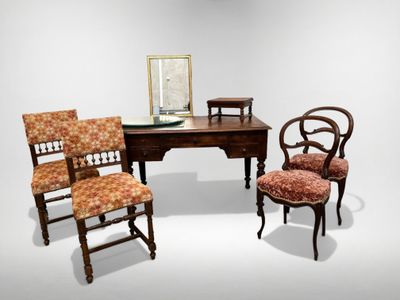 Deux chaises de style Henri II ;