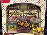 vitrine présentant des articles du jeu de cartes à collectionner Pokémon dans un magasin