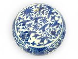 boîte en porcelaine bleue et blanche ornée d'un motif floral sur le couvercle