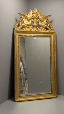 un miroir posé sur une étagère dans une pièce