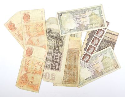 une pile de vieux billets posée sur une surface blanche