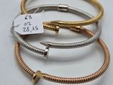 trois bracelets de couleurs différentes, accompagnés d'une étiquette de prix