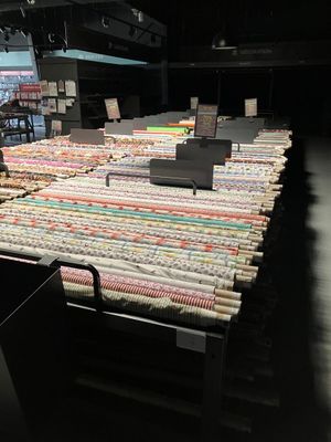 12 TABLES de présentation métalliques à deux niveaux dont hu…