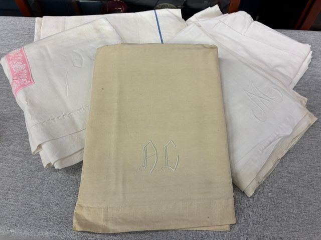 5 draps brodés main avec initiale. Vendu en l’état sans vérificat