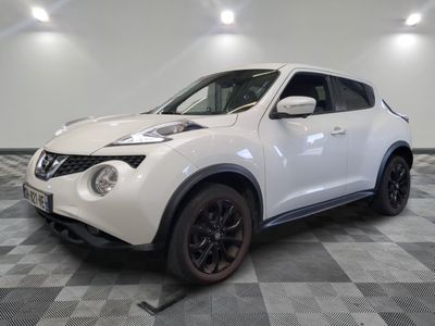 le suv nissan juke blanc est garé sur un sol en damier