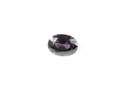un saphir violet de taille ovale posé sur un fond blanc
