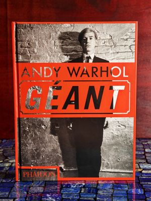 Le livre « Cleant » d'Andy Warhol posé sur une table