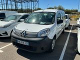 une camionnette blanche garée dans un parking à côté d'autres voitures