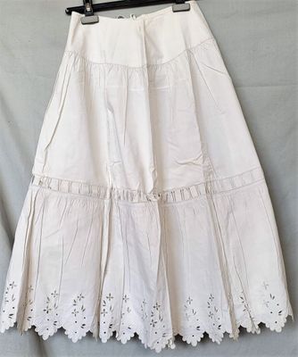 jupe blanche avec des œillets et de la dentelle au bas