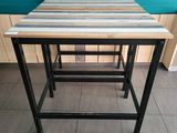 un gros plan d'une table en bois posée sur un sol carrelé
