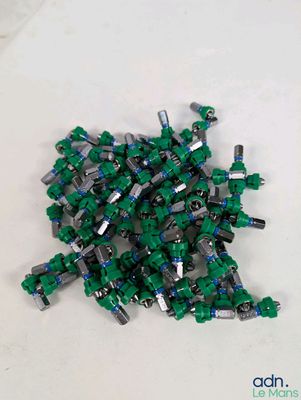 un tas de Lego verts posé sur une surface blanche