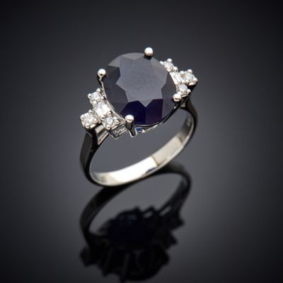 bague en saphir bleu et diamant sur fond noir