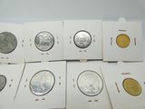 six types différents de pièces d'argent et d'or dans une boîte blanche