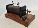 une vieille maquette de machine à vapeur posée sur un socle en bois