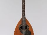 une image représentant une mandoline suspendue à une corde