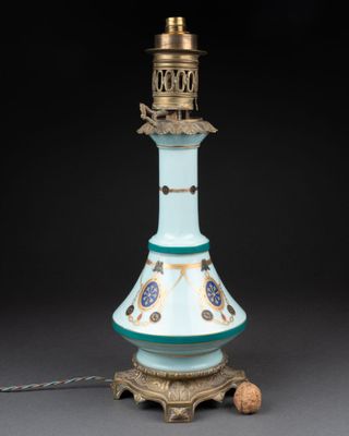 une image représentant une lampe à laquelle une chaîne est attachée au niveau de son socle