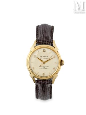 gros plan d'une montre sur fond blanc avec un bracelet marron