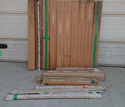 Plusieurs morceaux de bois sont empilés les uns sur les autres devant la porte d'un garage