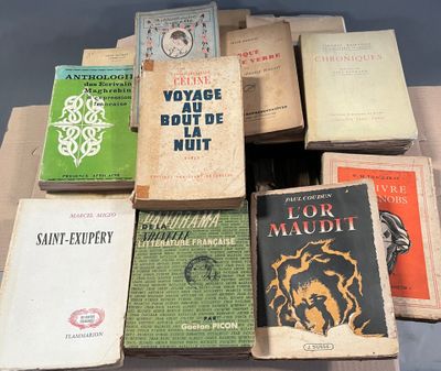 plusieurs livres empilés les uns sur les autres