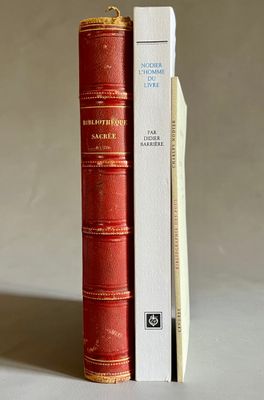 deux livres posés l'un à côté de l'autre sur une table