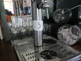 une machine à café posée sur un comptoir