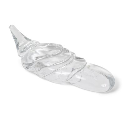objet en verre transparent sur fond blanc, avec un fond blanc