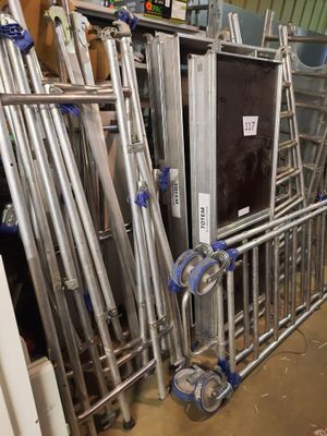 de nombreux chariots métalliques qui sont entreposés dans une pièce