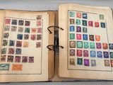 un livre ouvert avec des timbres sur une table