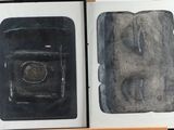 un livre dans lequel figure l'image d'un téléphone portable