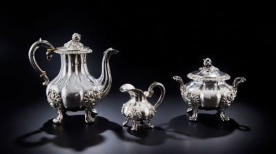 trois théières en argent et un sucrier sur fond noir