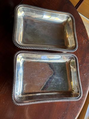 deux plateaux en argent posés sur une table en bois