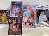 de nombreuses figurines d'anime exposées sur la table