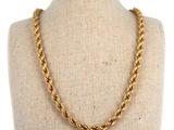 un collier de corde en or sur un mannequin mannequin mannequin mannequin mannequin mannequin mannequin mannequin mannequin mannequin