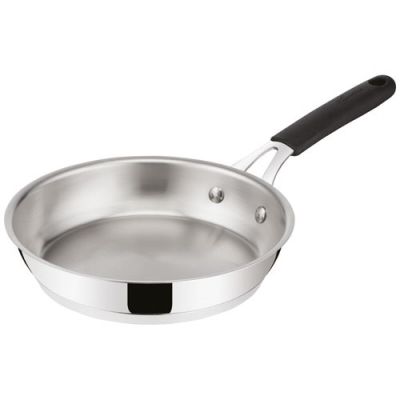 gros plan d'une poêle à frire sur fond blanc
