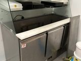 un plan de travail avec un plateau en verre dans une cuisine