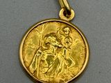 gros plan d'une pièce d'or sur laquelle figure une femme