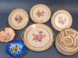 plusieurs assiettes et bols posés sur une table