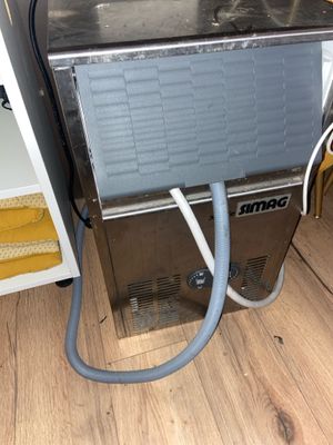 une machine posée sur le sol à côté d'un mur