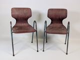 deux chaises en bois avec des pieds en métal et une assise en bois