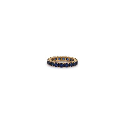 gros plan d'une bague en or avec des saphirs bleus
