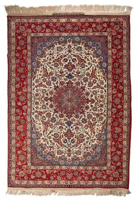 un tapis oriental orné d'un motif en médaillon sur fond rouge