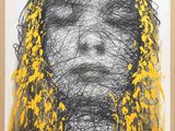 une image représentant un dessin en noir et jaune du visage d'une femme