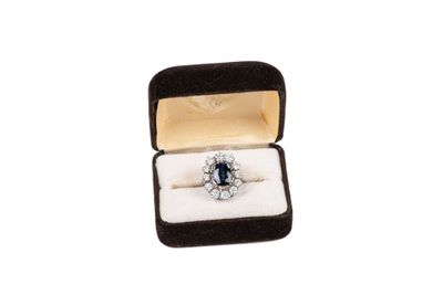 Bague en or blanc (750/1000e) centrée d'un saphir ovale d'en… - Photo 1