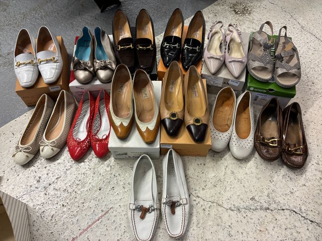 Lot de 13 paires d’escarpins (dont 1 paire Céline Paris), mules e