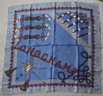 un foulard carré sur lequel figure l'image d'un homme