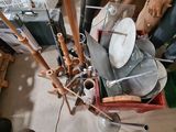 un grand nombre d'outils posés sur le sol